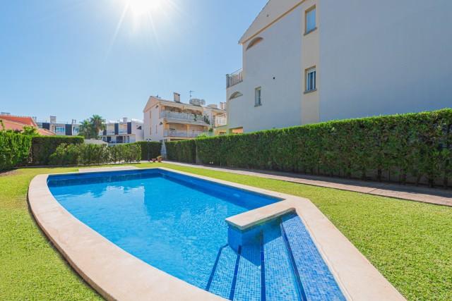 Apartamento en planta baja con jardín y acceso a la piscina en venta en Puerto Pollensa, Mallorca norte