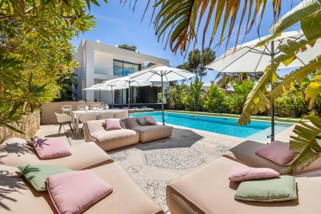 High standing single family villa in walking distance to sea for sale in Bendinat, southwest Mallorca