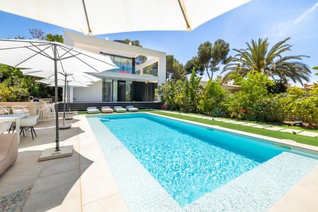 High standing single family villa in walking distance to sea for sale in Bendinat, southwest Mallorca