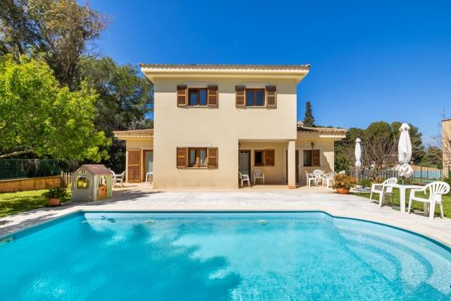 Versatile family villa for sale close to the beach in Bonaire, North Mallorca
