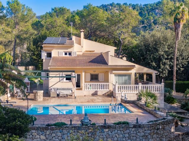 Eine traditionelle Villa auf einem großen Wohngrundstück kaufen in der Nähe von Pollensa, Mallorca