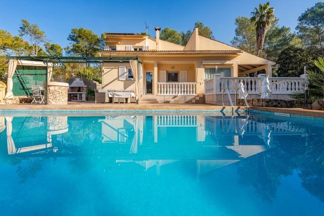 Eine traditionelle Villa auf einem großen Wohngrundstück kaufen in der Nähe von Pollensa, Mallorca