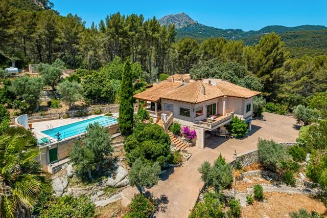 Landvilla mit Tennisplatz zum Verkauf nahe Puigpunyent, West-Mallorca