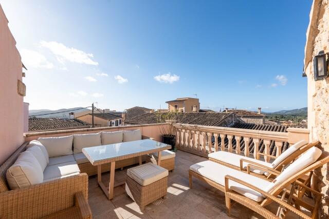 Stattliches Stadthaus mit Bergblick im Dorf Calvia, Mallorca
