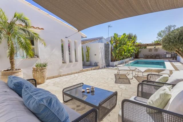Encantadora villa con piscina en venta cerca del mar en Cala Mandía, Mallorca