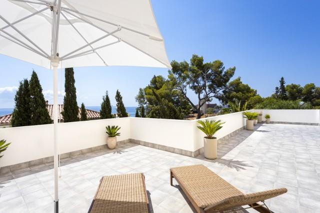 Apartamento totalmente reformado con vistas al mar en venta en Cas Catala, Mallorca