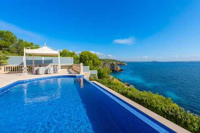 Luxury villa with direct sea access for sale in Sol de Mallorca