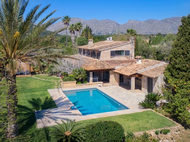 Exclusiva villa de campo con piscina y vistas a la montaña en venta en Pollensa, Mallorca norte