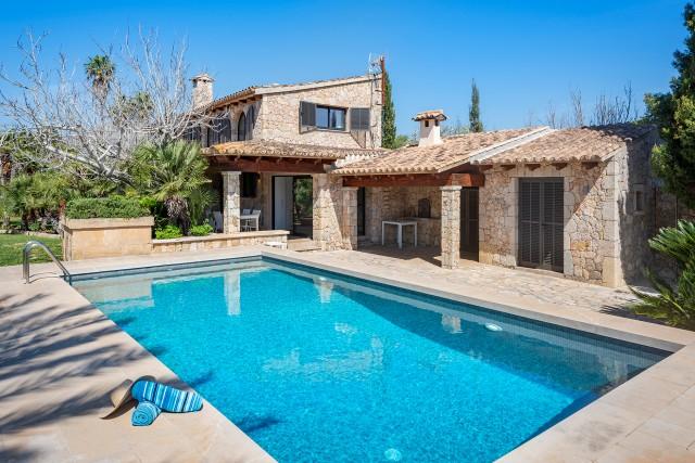 Exclusiva villa de campo con piscina y vistas a la montaña en venta en Pollensa, Mallorca norte