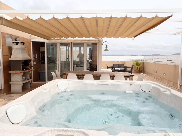 Geräumiges Penthouse-Apartment mit Dachterrasse in Ibiza-Stadt zu verkaufen