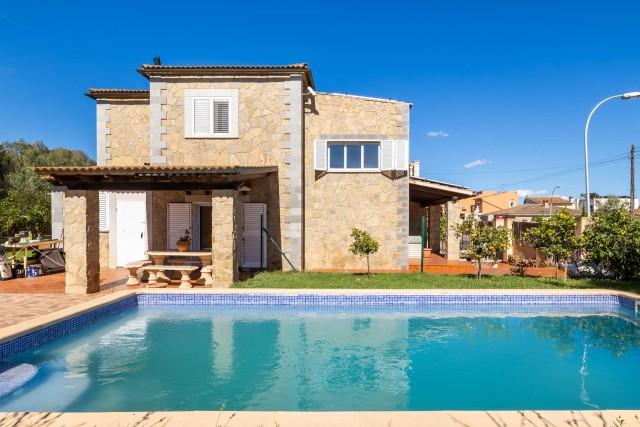Large detached house for sale in peaceful Son Ferrer, southwest Mallorca