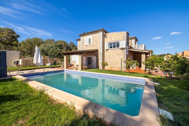 Large detached house for sale in peaceful Son Ferrer, southwest Mallorca