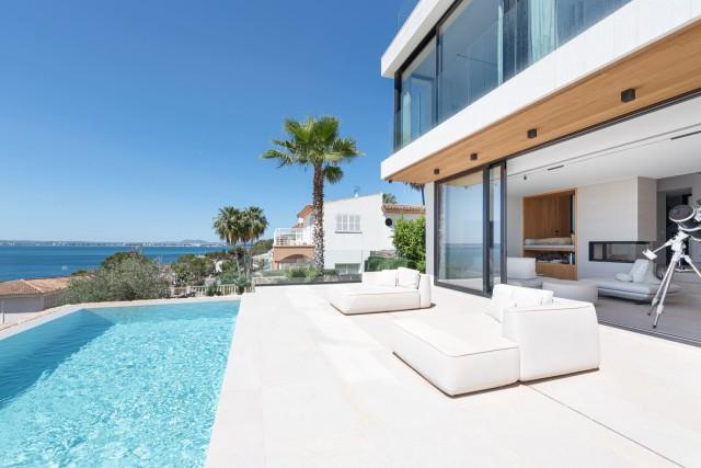 Atractiva villa moderna con vistas al mar en venta en Alcanada, Mallorca noreste