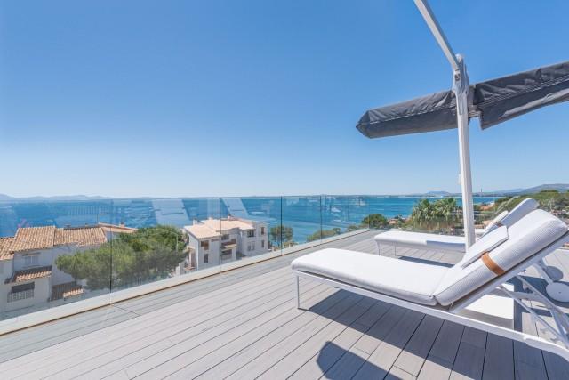 Atractiva villa moderna con vistas al mar en venta en Alcanada, Mallorca noreste