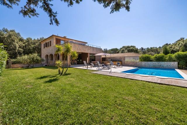 Lujosa villa esquinera de piedra natural en venta cerca de Pollensa, Norte de Mallorca