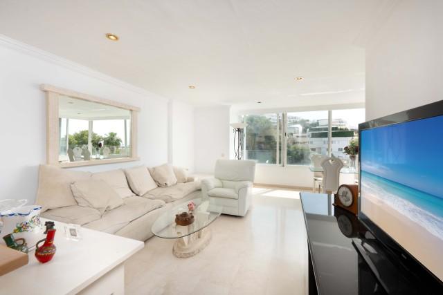 Luminoso apartamento con vistas al mar a la venta en Puerto Portals, Mallorca suroeste