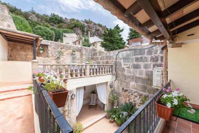 Authentic townhouse with outdoor living for sale in Pollensa, North Mallorca