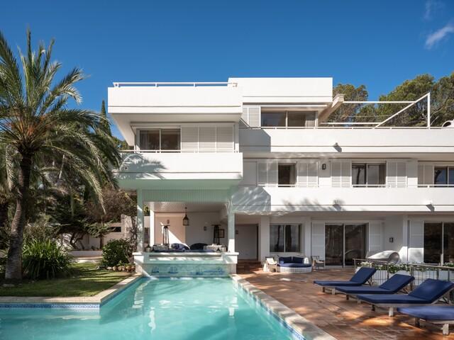 Coastal villa with direct sea access for sale in Sol de Mallorca, southwest Mallorca