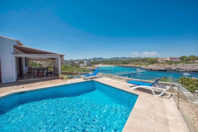 Sea view villa with holiday license for sale in Portocolom, Mallorca