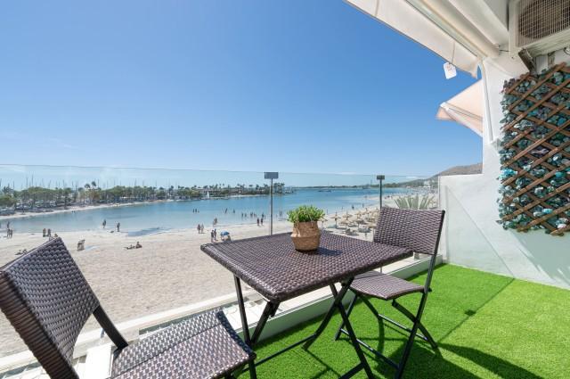 Estudio bellamente renovado en venta frente al mar en Puerto de Alcudia, norte de Mallorca