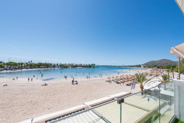 Estudio bellamente renovado en venta frente al mar en Puerto de Alcudia, norte de Mallorca