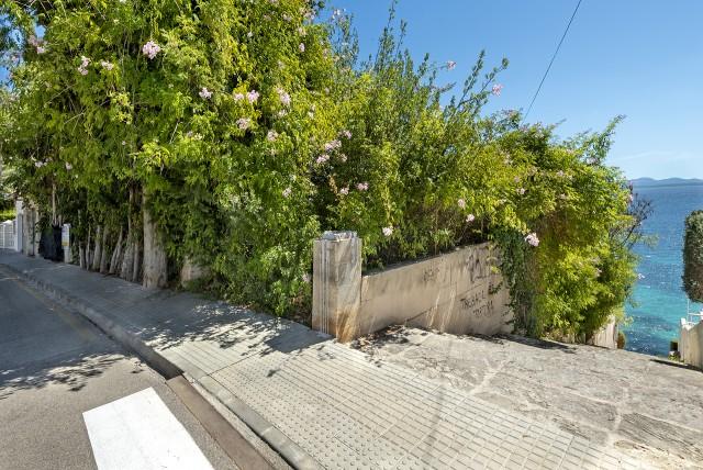 Exceptional frontline plot for sale in Alcanada, North Mallorca