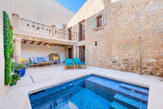 Casa de pueblo renovada con piscina en venta en Pollensa, norte de Mallorca