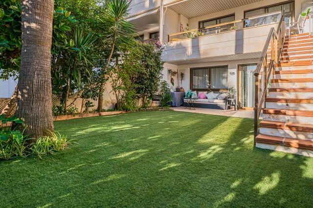 Apartamento dúplex con vistas al mar y jardín privado en venta en Palma de Mallorca. 