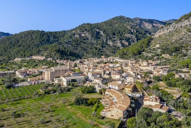 Modern country home in a beautiful setting with amazing views to Caimari and the church in Selva