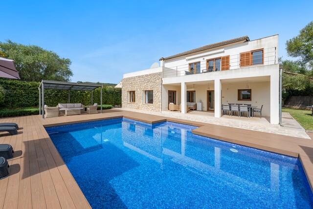Mediterranean villa with rental license for sale near Pollensa, North Mallorca