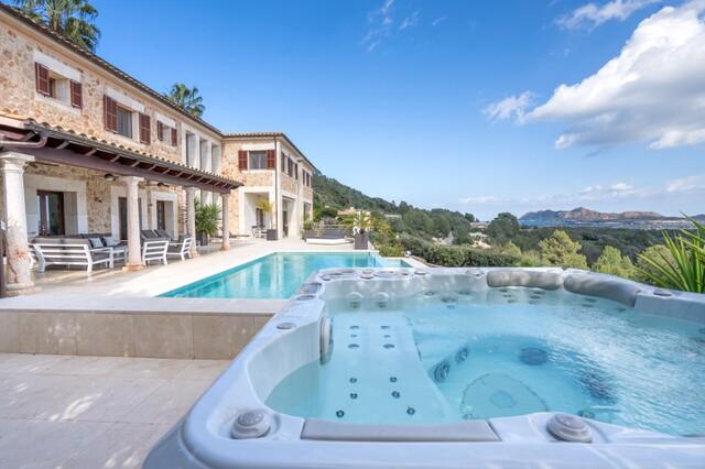 Villa de lujo con licencia de alquiler a la venta en Pollensa, norte de Mallorca