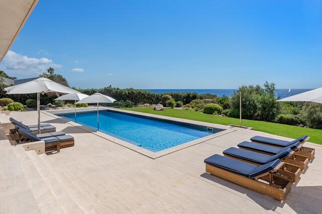 Hochmoderne Villa in erster Meereslinie mit Meerblick kaufen in Binidalí, Menorca
