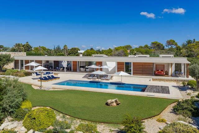 Hochmoderne Villa in erster Meereslinie mit Meerblick kaufen in Binidalí, Menorca