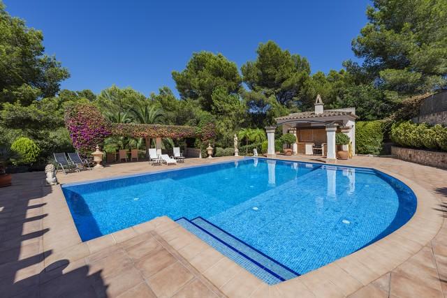 Immaculate and fabulous villa for sale next to golf course in Santa Ponsa, Mallorca