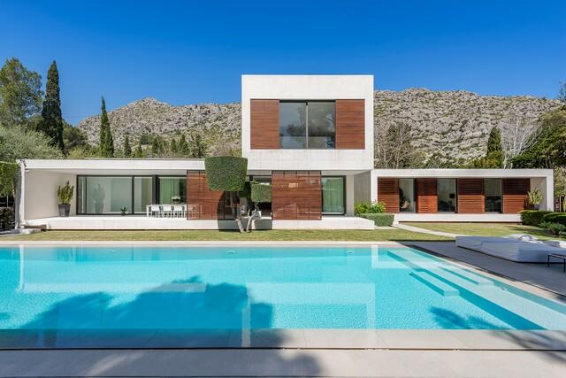 Modern luxury villa with tennis court for sale in Pollensa, North Mallorca