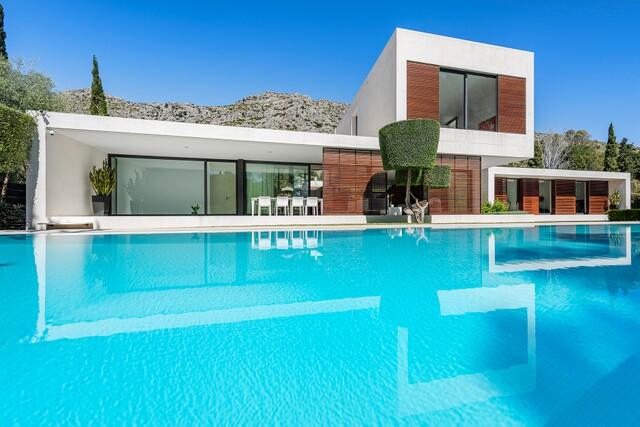 Modern luxury villa with tennis court for sale in Pollensa, North Mallorca
