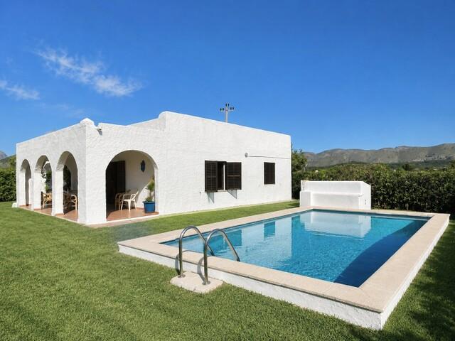 Villa mediterránea a la venta junto a la playa en Puerto Pollensa, al norte de Mallorca