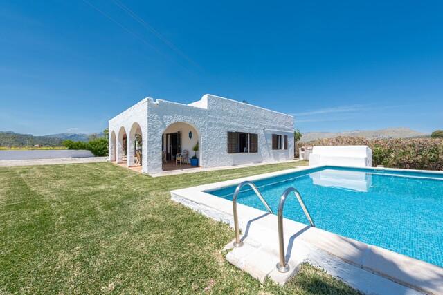 Villa mediterránea a la venta junto a la playa en Puerto Pollensa, al norte de Mallorca