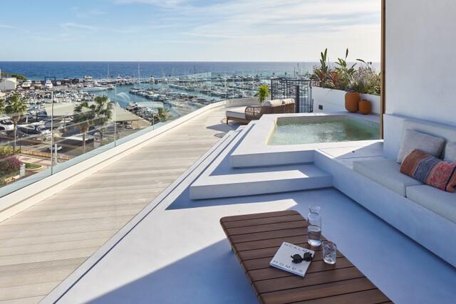 Ático exclusivo con vistas a la marina en venta en Santa Eulalia del Río, Ibiza