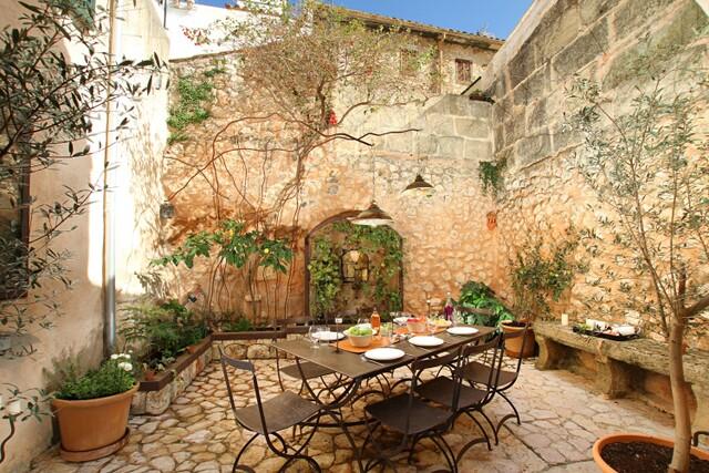 Wunderschönes Dorfhaus mit Ferienvermietungslizenz zum Verkauf in Pollensa, Nordmallorca