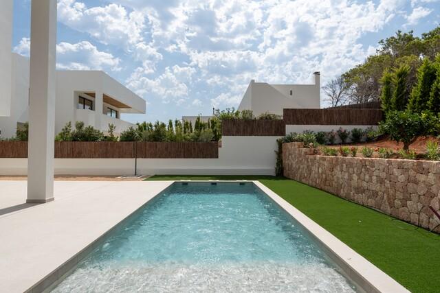 Moderne Küstenvilla nahe Es Canar Beach, Ibiza, zu verkaufen