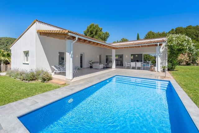 Modern Family Villa for Sale in a Prime Area, near Pollensa, North Mallorca