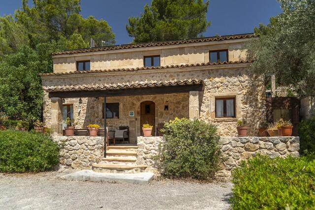 Finca única con vistas al mar y tres viviendas independientes en venta en Pollença, Mallorca Norte
