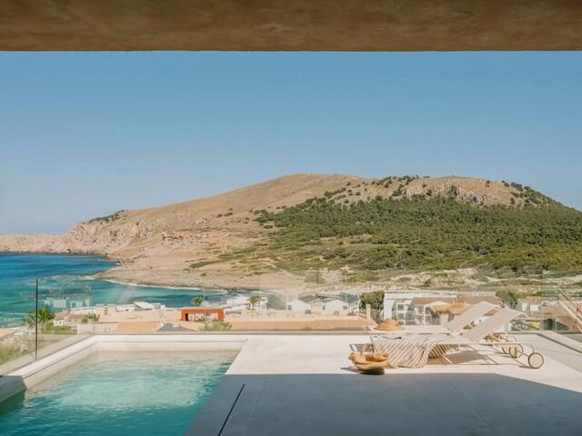 Impresionante Villa de Estilo Mediterráneo con Vistas Panorámicas al Mar en Cala Mesquida, Capdepera