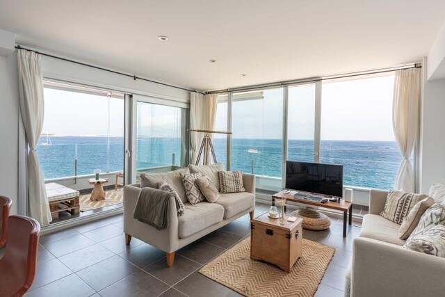 Apartamento dúplex en primera línea de mar en venta en Cala de Bou, Ibiza