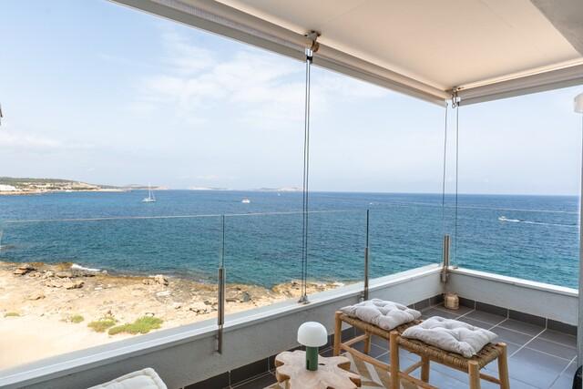 Apartamento dúplex en primera línea de mar en venta en Cala de Bou, Ibiza