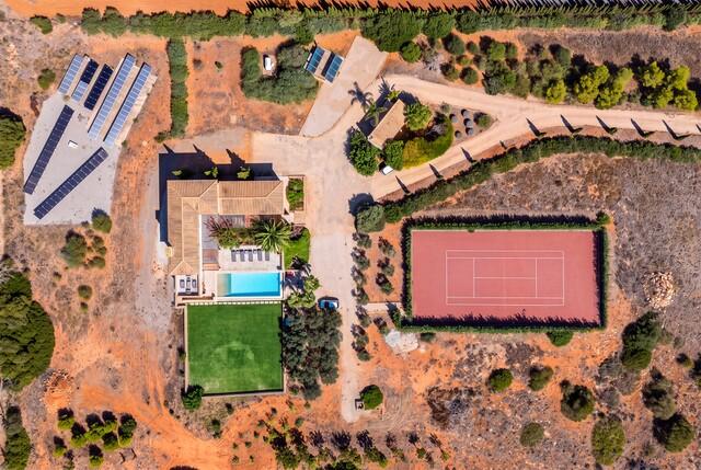Villa mit Vermietungslizenz und Tennisplatz kaufen in Ses Salines, Mallorca
