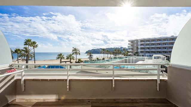 Frontline apartment with holiday license for sale in Magaluf, Mallorca