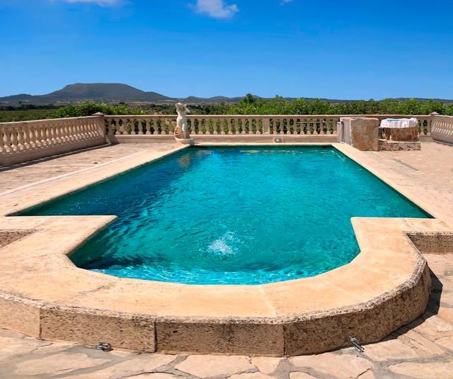 Rustic country home with covered pool for sale in Montuiri, Mallorca