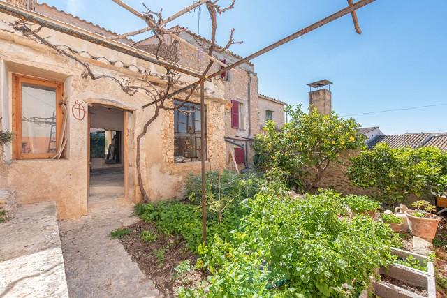 Picturesque village house for sale in the centre of Búger, Mallorca
